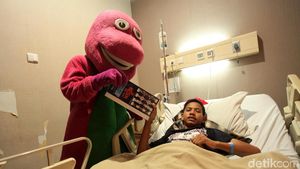 Badut Barney Hibur Pasien Anak