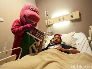 Badut Barney Hibur Pasien Anak