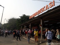 Video Antre Karcis KRL di Bekasi Sampai Keluar Stasiun