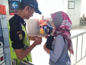 Penumpang Masih Pakai Tiket Kertas di Stasiun Palmerah Sore Ini
