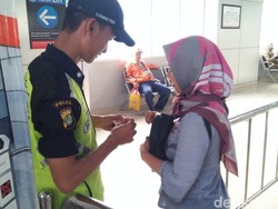 Penumpang Masih Pakai Tiket Kertas di Stasiun Palmerah Sore Ini