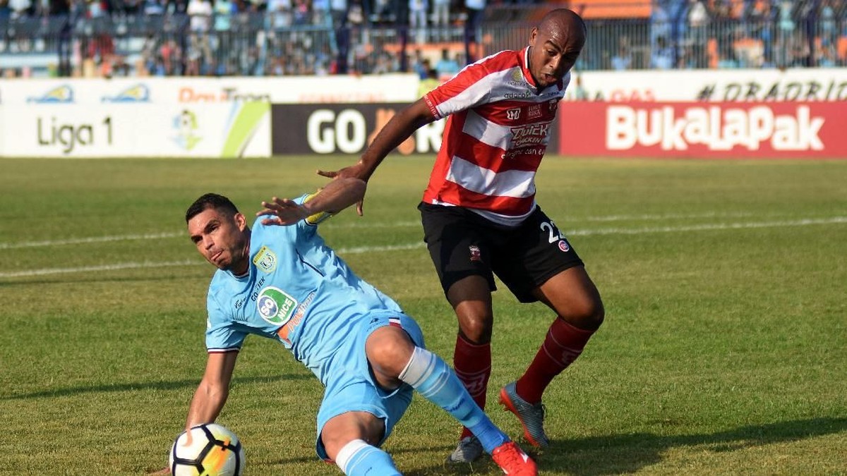 Madura United saat menghadapi Persela Lamongan. (M Risyal Hidayat/Antara Foto)