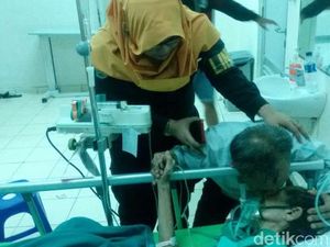 Cium dan Peluk Mesra Soeharto untuk Istri di Rumah Sakit Cium dan Peluk Mesra Soeharto untuk Istri di Rumah Sakit