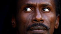 Wajah penuh harap pelatih Senegal Aliou Cisse saat melihat papan skor pertandingan Senegal melawan Kolombia yang telah tertinggal 0-1. Pertandingan ini menjadi satu-satunya harapan untuk Senegal agar dapat lolos ke babak 16 besar Piala Dunia 2018. Harapan gol di menit-menit akhir pun harus kandas saat wasit meniup peluit panjang tanda akhir pertandingan dan Senegal harus pulang karena tak mampu mengumpulkan poin usai bermain imbang dengan Jepang di pertandingan sebelumnya. Dean Mouhtaropoulos/Getty Images.