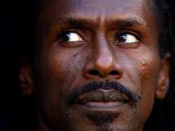 Wajah penuh harap pelatih Senegal Aliou Cisse saat melihat papan skor pertandingan Senegal melawan Kolombia yang telah tertinggal 0-1. Pertandingan ini menjadi satu-satunya harapan untuk Senegal agar dapat lolos ke babak 16 besar Piala Dunia 2018. Harapan gol di menit-menit akhir pun harus kandas saat wasit meniup peluit panjang tanda akhir pertandingan dan Senegal harus pulang karena tak mampu mengumpulkan poin usai bermain imbang dengan Jepang di pertandingan sebelumnya. Dean Mouhtaropoulos/Getty Images.