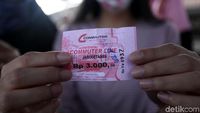 Penumpang Pamer Tiket Kertas KRL