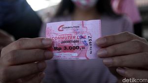 Penumpang Pamer Tiket Kertas KRL