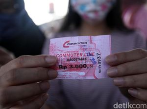 Penumpang Pamer Tiket Kertas KRL