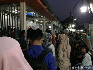 Antrean Pembelian Tiket Membeludak hingga ke Luar di Stasiun Poris Antrean Pembelian Tiket Membeludak hingga ke Luar di Stasiun Poris