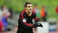 Sebastian Deisler gantung sepatu, baik dari timnas dan klub, di usai 27 tahun. Ia disebut depresi karena kerap diganggu cedera, meski disebut-sebut sebagai salah satu pesepakbola potensial Jerman. (Foto: Stuart Franklin/Getty Images)