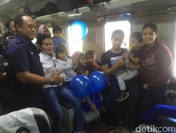 Kejutan Bunga dan Balon Warnai Hari Anak di Stasiun Cirebon