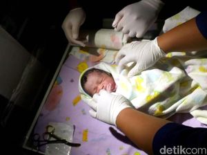 Bayi Terbungkus Kantong Dibuang Ibu Muda di Sukabumi