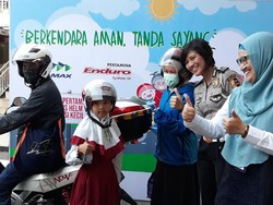 Hari Anak Nasional, Pertamina Bagikan Ratusan Helm Gratis di SPBU