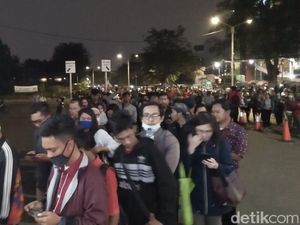 Kartu Elektronik Bermasalah, Penumpang Antre di Stasiun Tn Abang