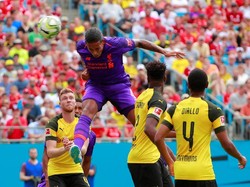 Liverpool unggul lebih dulu lewat gol Virgil van Dijk di menit ke-25. Bek asal Belanda itu melesakkan gol lewat sundulan memanfaatkan umpan silang dari skema sepak pojok. Skor 1-0 bertahan hingga turun minum. (Foto: Chris Keane/Reuters)
