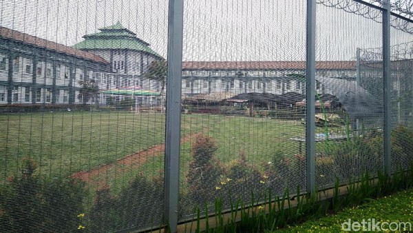 Begini Penampakan Saung Elite di Lapas Sukamiskin Saung elite yang berada di Lapas Sukamiskin masih berdiri sampai saat ini. Ini penampakannya.