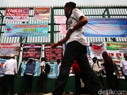 Gedean Mana, Gaji Honorer Atau Outsourcing?