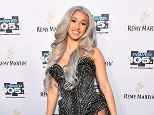 Gaya Cardi B, Penyanyi yang Suka Pamer Bokong Palsu Ilegalnya Gaya Cardi B, Penyanyi yang Suka Pamer Bokong Palsu Ilegalnya