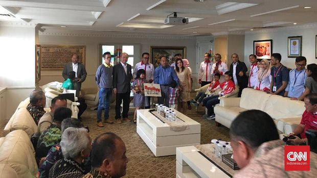Juara catur cepat dunia berusia 10 tahun, Samantha Edithso, menerima bonus dari Menpora RI Imam Nahrawi. (