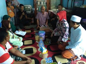 Ini yang Dilakukan Bupati Faida Saat Sambangi Keluarga Kapal Tenggelam Ini yang Dilakukan Bupati Faida Saat Sambangi Keluarga Kapal Tenggelam