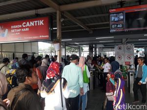 Penumpang Keluhkan Minimnya Sosialisasi Tiket Kertas KRL