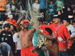 Tradisi Pukul Sapu yang Unik dari Maluku