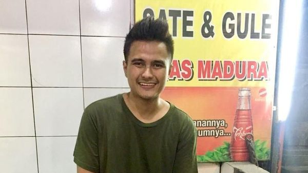 Ini Tukang Sate Ganteng Dari Bali yang Bikin Wanita Kepincut