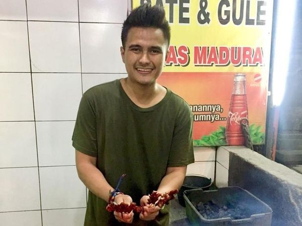 Ini Tukang Sate Ganteng Dari Bali yang Bikin Wanita Kepincut