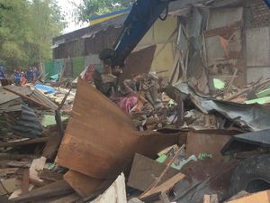 46 Bangunan Liar di Duren Sawit Diratakan dengan Tanah