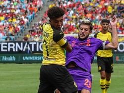 Adam Lallana terlibat berebutan bola dengan Jadon Sancho. (Foto: Chris Keane/Reuters)