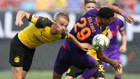 Dominic Solanke terlibat perebutan bola dengan pemain Borussia Dortmund di babak kedua. (Foto: Bob Leverone/Getty Images)