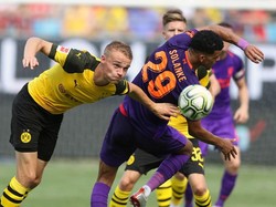 Dominic Solanke terlibat perebutan bola dengan pemain Borussia Dortmund di babak kedua. (Foto: Bob Leverone/Getty Images)