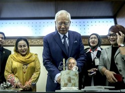 Ultah ke-65, Najib Dapat Kejutan dari Istri di Gedung Parlemen