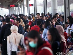 Viral Video Emak-emak Saling Jambak karena Senggolan di KRL