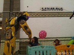Hari Anak, Bumblebee Beri Hiburan di Stasiun Tawang Semarang