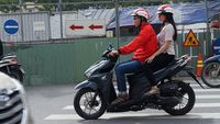Aksi Perdana Driver Go-Jek Angkut Penumpang di Vietnam