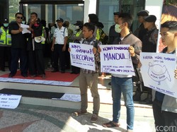 Peringati HUT, Kejaksaan Dihadiahi Demo oleh Warga Ponorogo