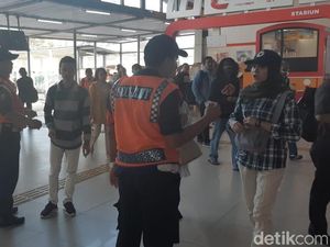 Pakai Tiket Kertas, Banyak Penumpang Kebingungan di Stasiun Bogor Pakai Tiket Kertas, Banyak Penumpang Kebingungan di Stasiun Bogor