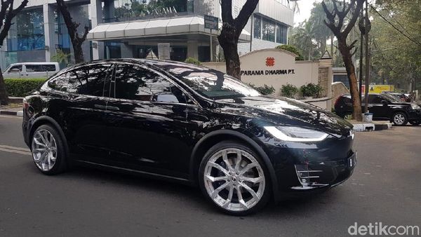 Bamsoet dengan Mobil Listrik Keren