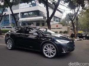 Bamsoet dengan Mobil Listrik Keren