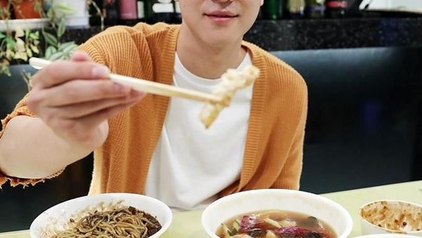 Lihat Serunya si Ganteng Go Kyung Pyo, Pemain Reply 1988 Saat Makan dan Masak