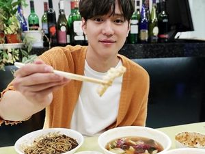 Lihat Serunya si Ganteng Go Kyung Pyo, Pemain Reply 1988 Saat Makan dan Masak