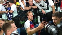 Selebrasi unik dan khas milenial dilakukan oleh Harry Kane saat Inggris berhasil tundukkan Kolombia di Babak 16 besar Piala Dunia 2018. Usai pertandingan ditutup dengan kemenangan untuk Inggris, Kane langsung menghampiri para fans dan mengajak mereka untuk melakukan swafoto merayakan kemenangan negara mereka. Aksi Kane itu menarik perhatian media yang ada disekitarnya dan mengabadikan momen tersebut. Clive Rose/Getty Images.