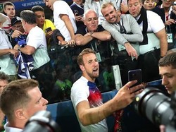 Selebrasi unik dan khas milenial dilakukan oleh Harry Kane saat Inggris berhasil tundukkan Kolombia di Babak 16 besar Piala Dunia 2018. Usai pertandingan ditutup dengan kemenangan untuk Inggris, Kane langsung menghampiri para fans dan mengajak mereka untuk melakukan swafoto merayakan kemenangan negara mereka. Aksi Kane itu menarik perhatian media yang ada disekitarnya dan mengabadikan momen tersebut. Clive Rose/Getty Images.