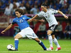 Oezil kian menunjukkan potensinya sebagai pengumpan ulung di tahun 2012. Dia adalah top skorer di Kualifikasi Piala Eropa 2012 dengan 7 assist. Dia membawa Jerman lolos ke putaran final sebagai unggulan. (Foto: Alex Grimm/Getty Images)