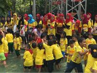 Si Kecil berlomba mengisi pipa bolong dengan air (Foto: HaiBunda)