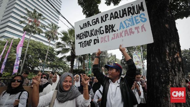 Warga Kampung Akuarium berunjuk rasa di depan Balai Kota, Jakarta, Senin, 23 Juli 2018