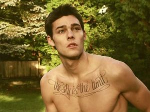 Ingat Cowok Sixpack di Video Clip Call Me Maybe? Sekarang Beda Banget!