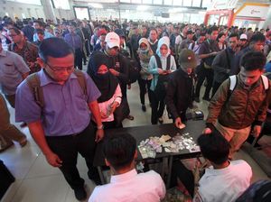 Video Antrean Panjang di Loket Karcis Stasiun Bogor Video Antrean Panjang di Loket Karcis Stasiun Bogor