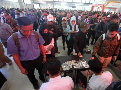 Kembali ke Tiket Kertas, Penumpang Menumpuk di Stasiun Bogor